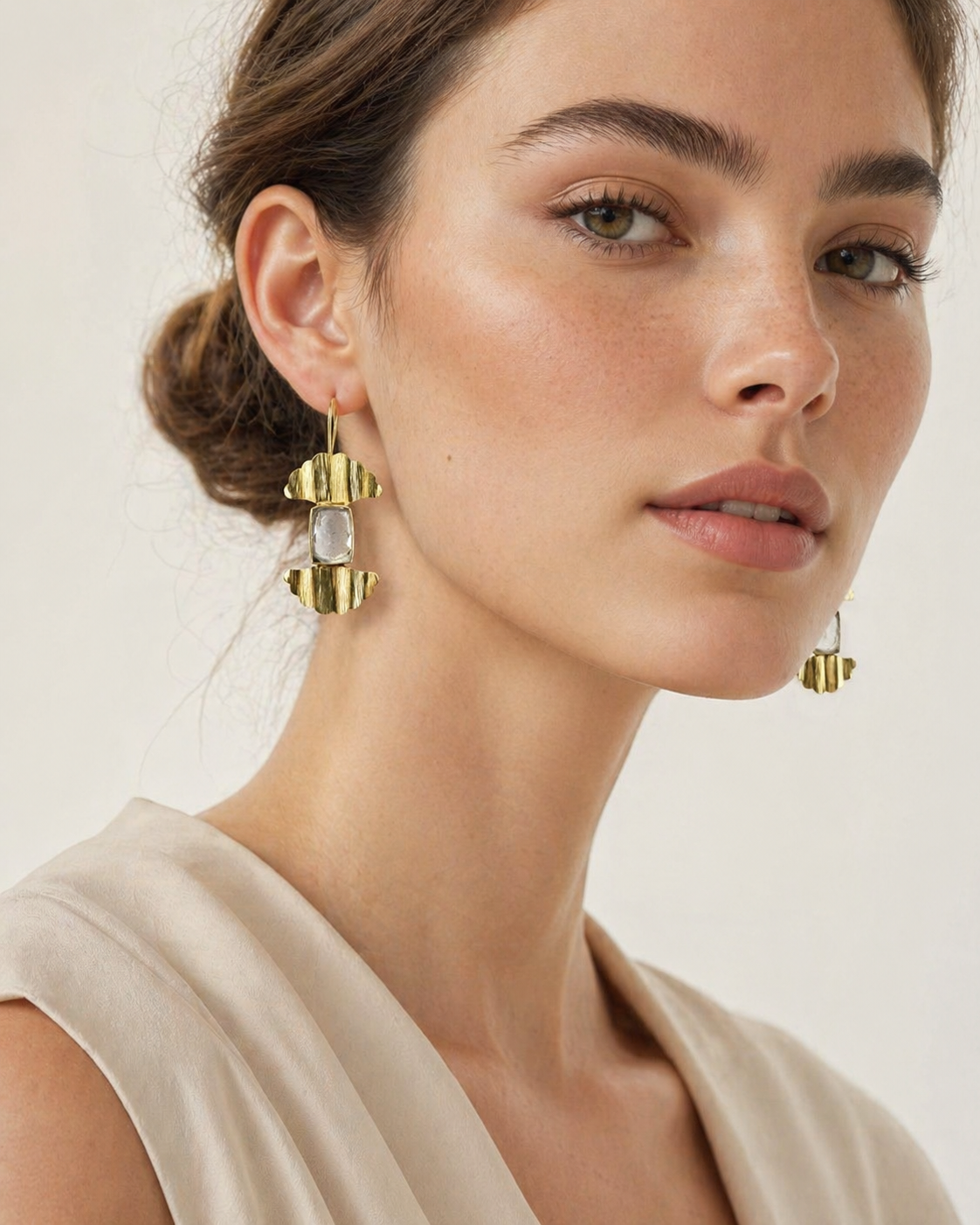 Crystal Quartz Gold Earrings - Vista alternativa